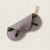 Étui lunettes cuir souple gris Nomade avec mousqueton doré - Maison Lunetik