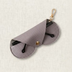 Étui lunettes cuir souple gris Nomade avec mousqueton doré - Maison Lunetik