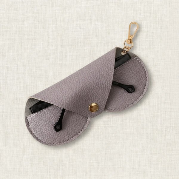 Étui lunettes cuir souple gris Nomade avec mousqueton doré - Maison Lunetik