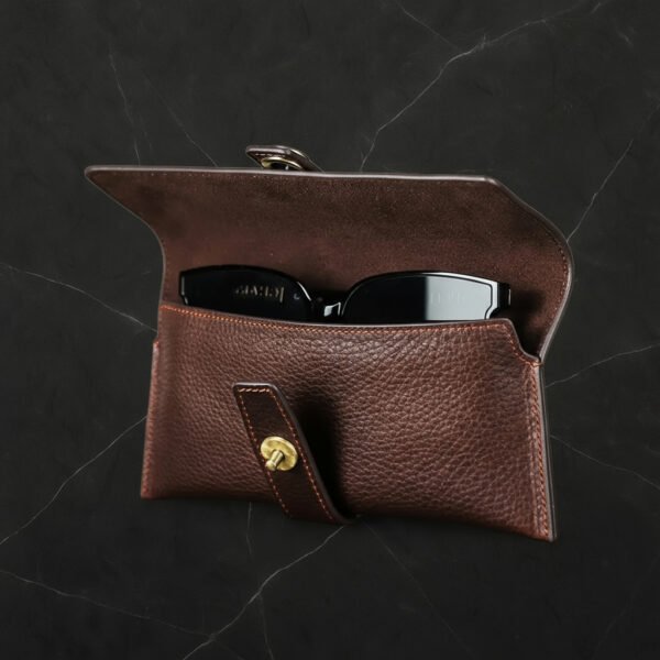 Étui à lunettes cuir véritable slim Signature fermeture vis dorée - Maison Lunetik